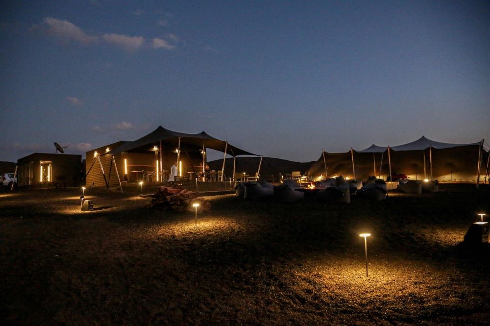 مخيمات برية لإنعاش السياحة في مدينة خيبر (أ ف ب)